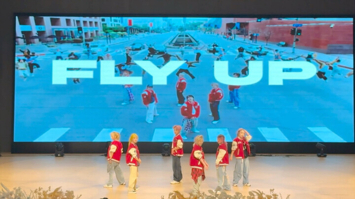 أهلكم أقوياء جدًا، رقصوا بشكل مذهل وشبابي على "Flyup" في حفل التخرج، مناسب تمامًا لمسرح المدرسة!