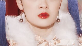 Later I found out that she really had put on old-fashioned makeup!!!