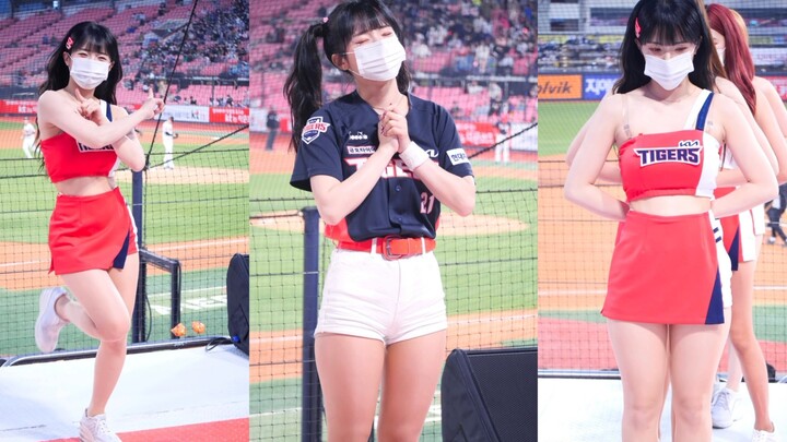 [4K] Korean beauty cheerleader Lee Da Hye, her eyes are very beautiful when she smiles. Which one lo