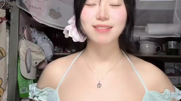 Real college girls livestream dancing in their dorm room