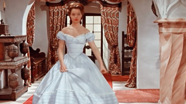 The new version VS the old version show the same walking posture of Princess Sissi. The contrast is 
