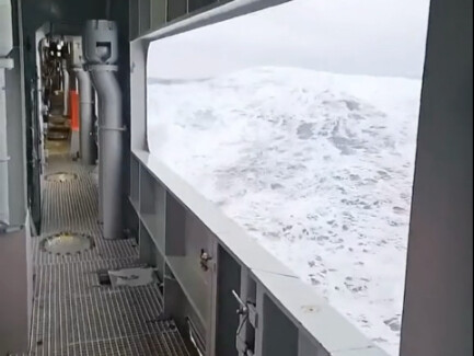 Good thing I didn’t get into Shanghai Maritime University back then—drifting on a 140,000-ton ship i