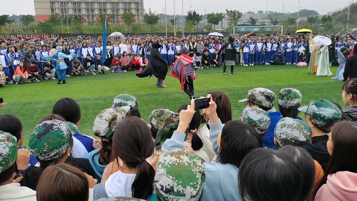 ชมรมคอสเพลย์ของโรงเรียนได้เห็นหอคอยนักดาบ