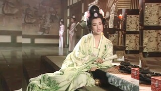 这应该是武皇的衣柜里最清新脱俗的一套，粉配绿很有感觉