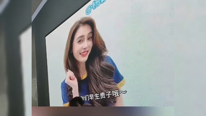 Anh nghĩ ra nhiều kiểu kết nối nhưng không ngờ đó là em, em yêu! #angelababy #杨盈 #小头发 #白起
