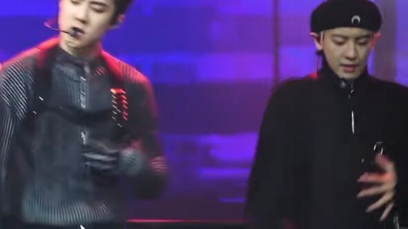 Cảnh cười ngất khi chơi tennis: Chanyeol suýt chạm vào Sehun