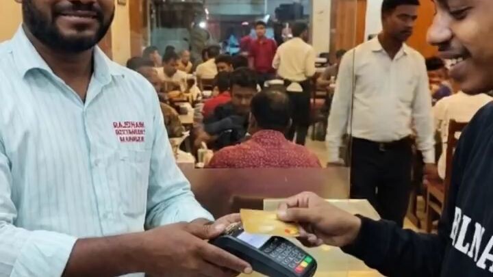 রেস্টুরেন্টে ম্যানেজারের চাকরি নিলাম