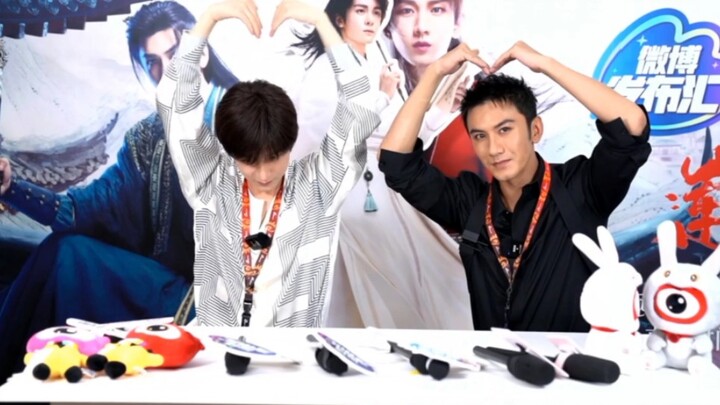 كنت أعتقد أنه سيكون محرجًا جدًا، لكنني لم أتوقع أن يكون مضحكًا إلى هذا الحد! ‖ جهود من شخصين يحملان 