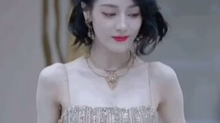 Memotret seorang Reba yang mengenakan rok dengan sepatu hak tinggi, kemunculan kembali gambar klasik