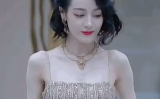 Capture a Reba whose skirt is tripped by high heels, a classic reproduction of Dilraba Dilmurat's ra