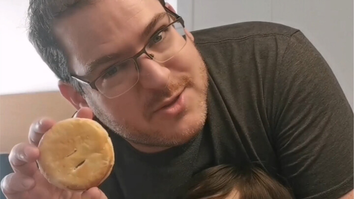 هو يعتقد أنه لم يخطئ، بل الكعك الشهري هو الذي تغيّر.