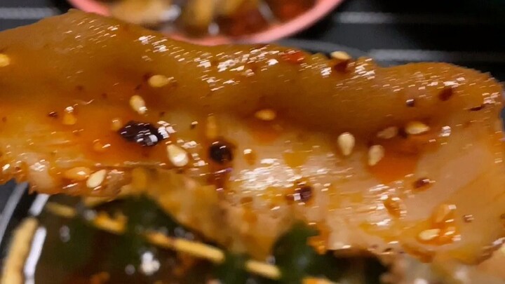 ما إن عاد أخي الصغير إلى المنزل حتى بدأ يعبس، لكنني ما زلت أدلّعه وأدلّله كثيرًا!