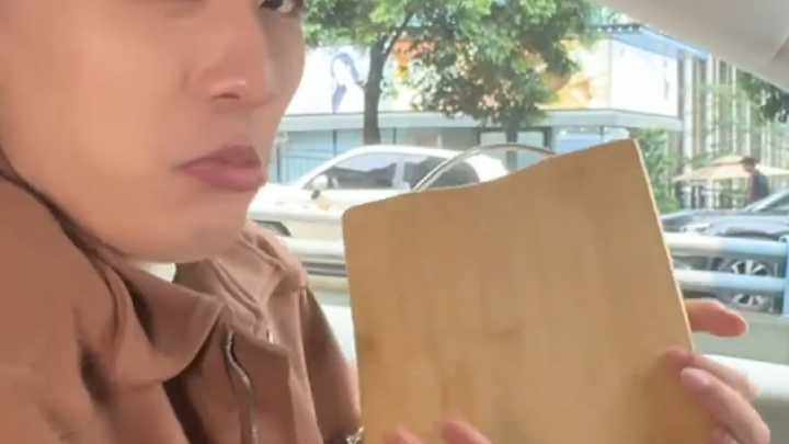 Fans’ outrageous challenge—Aze always delivers! The wooden board didn’t budge, but I’m about to snap