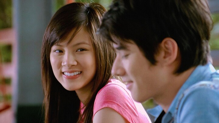 Saat kamu tersenyum padaku, bahkan udara pun terasa manis.