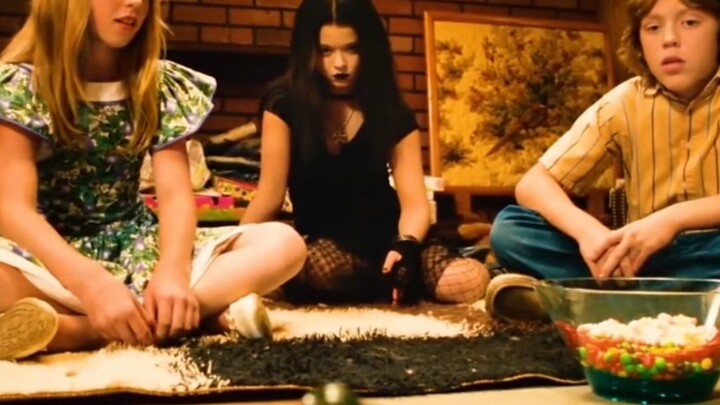 นี่คือเกมจับคู่ที่ใช้ขวดเหล้า ถ้าผู้ชายหมุนไปหยุดที่สาวคนไหน ก็ต้องเข้าไปอยู่ในตู้เสื้อผ้าเป็นเวลาเจ