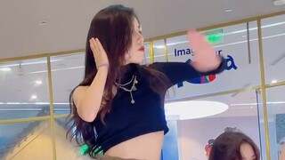 MeU đã cover ca khúc "Red Light" của f(x) vào năm 2004, với Park Sun-yeon của Luna là người dẫn đầu