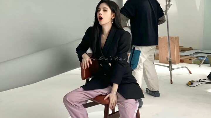 【Ju Jingyi】Her hair-swinging hits all the right spots—until I spot those thermal leggings of hers…