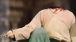 男人割下自己脑袋，吸引恶人上前，不料尸体暴起，一剑刺死恶人