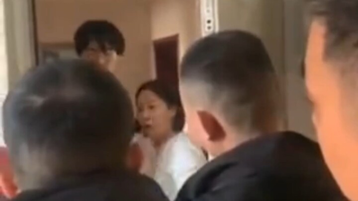 After working for a year without pay, workers with no money to eat were chased out of the boss’s hom