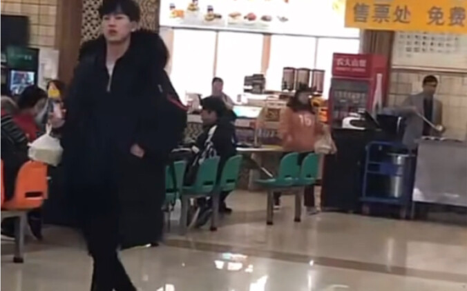 Tiên quân Trường Hành – Trương Lăng Hách đi mua cơm ở đại học cũng bị fan nữ săn ảnh rượt theo.