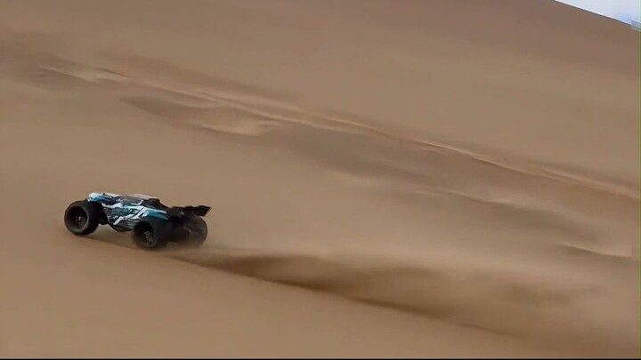 The moment the RC car rolls past, it feels very relaxing！