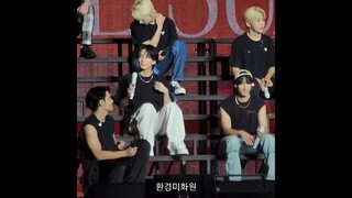 SeokGyu giving eachother flying kiss in the middle of the concert💎#seventeen #dk#mingyu#scoups#hoshi