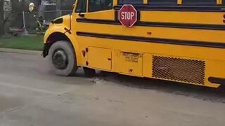 รถโรงเรียนขับตรงผ่านจุดก่อสร้าง