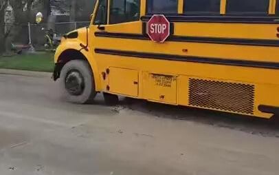 รถโรงเรียนขับตรงผ่านจุดก่อสร้าง