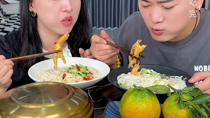 #เล็บไก่ไร้กระดูกรสเปรี้ยวเผ็ด ต้องเนื้อชิ้นใหญ่ถึงจะฟิน… #กิจวัตรกินแหลกของคู่สามีภรรยา #แนะนำขนมขบ