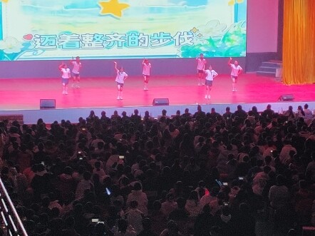 على المسرح الكبير في المدرسة الثانوية الأولى، هيا بنا!