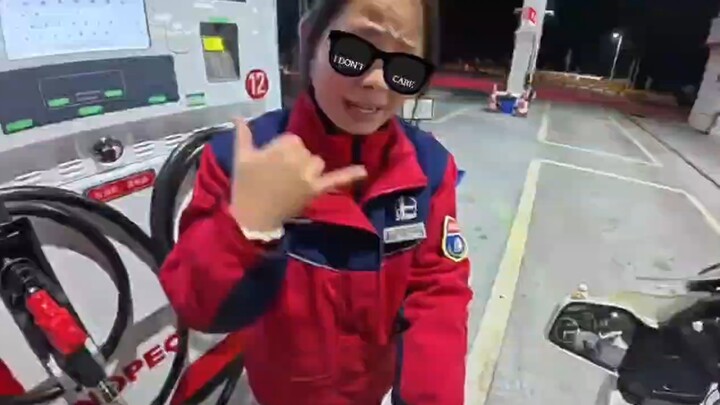 Khi cô nhân viên đổ xăng năn nỉ bạn trong nước mắt