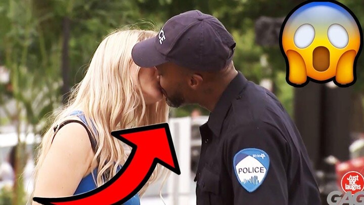 ตำรวจจับเจ้าชู้ในงาน เพียงเพื่อหัวเราะมุข