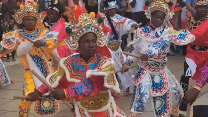 Màn múa Anh Quốc khiến ông ngoại tối tăm mặt mũi hết lần này đến lần khác