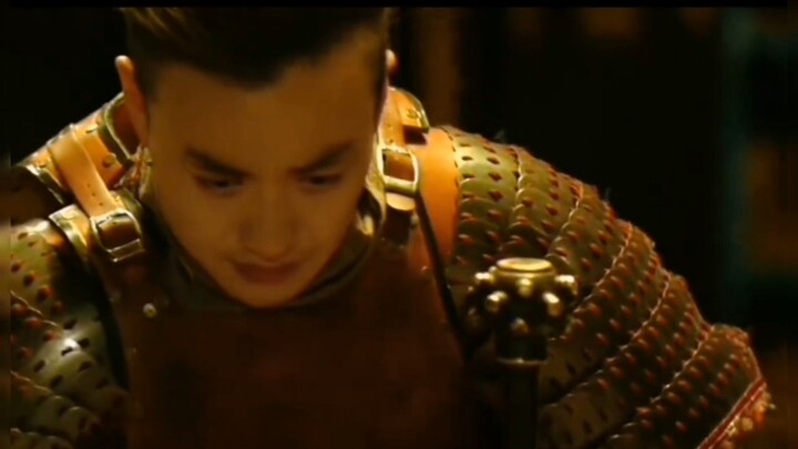 Yang bisa pakai armor berat dan bertarung nggak mungkin lemah.