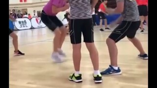 China's national jump rope team showcases truly ultimate jump rope skills, delivering "shadowy feet"