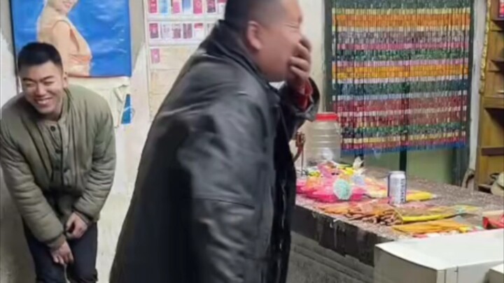 Sekilas di lokasi syuting Toko Kelontong Anyou, Kakak Gemuk yang baru lahir sampai tertawa terbahak-