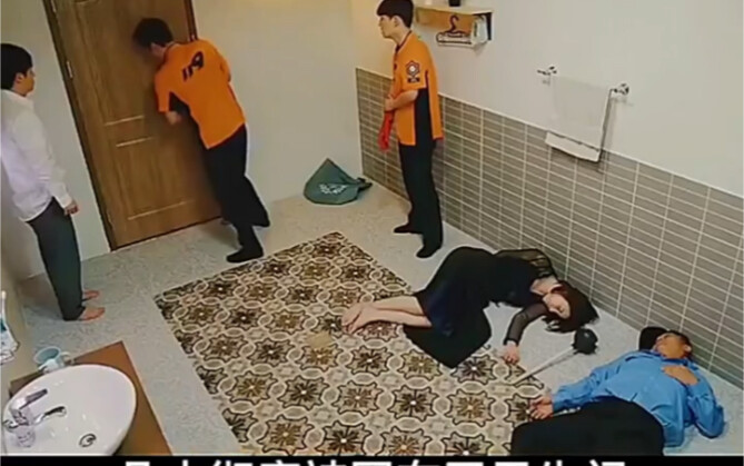 มือค่อยๆ โผล่ออกมาจากชักโครก!