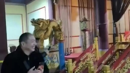 Saat Syuting Peran “Kaisar”, Pria Ini Dapat Panggilan Mendadak; Staf Membungkuk Serahkan Ponsel: “In