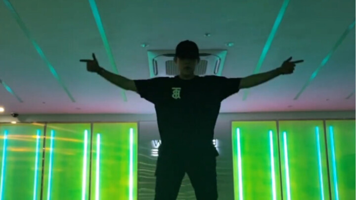 بارك وو جين يرقص على أنغام أغنية "New Thing" (محارب الشوارع)