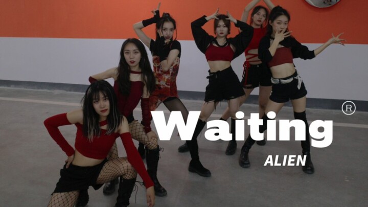 Tarian kelompok super pedas yang meniru koreografi Kuuro - Waiting ALIEN