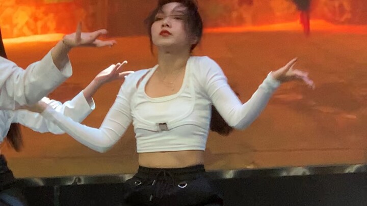 Zhang Yixing's "Feitian" dance, female college student cover dance