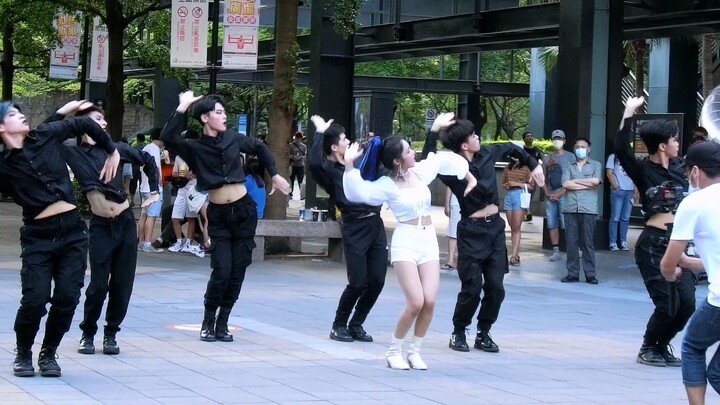 Even better! A bystander’s view of the cover dance: CHUNGHA – KEYME – Stay Tonight