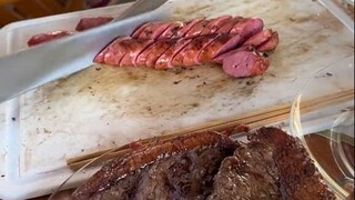 切烤肠、烤肉一分钟纯享版~最后从砧板上刮下来的那一点酱汁，才是精髓所在吧！