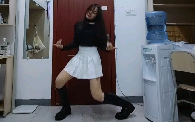 Savage dance in the dormitory. Liu Wei can't move his neck. No one is watching. Dance practice check