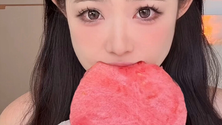 Cắn một miếng dưa mát lạnh, mọng nước cho đã khát