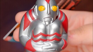 Walaupun dia Ultraman, dia akan jongkok dan memeluk dirinya sendiri saat dia sedih [Dia bukan mainan