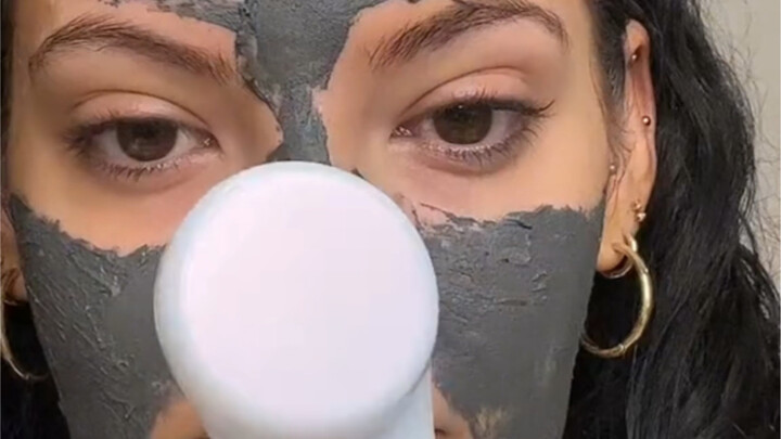 روتين العناية اليومية بالبشرة.. هذه القناع المغناطيسي جذب انتباهي