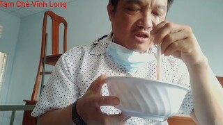 Sợ lây lan dịch bệnh, Tâm Chè ăn mì bằng ống hút lTâm Chè Vĩnh Long