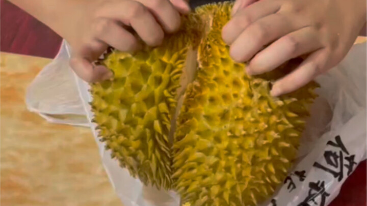 I’m crying over that 100-yuan durian! Submitting my homework to Teacher Durian Tree!