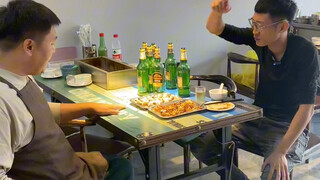 Restoran barbeku kedatangan orang baru, Lao Si menyelesaikan masalah akomodasi